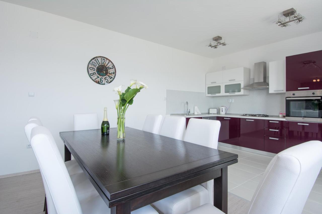 Lux Apartman S Pogledom Na More تروغير المظهر الخارجي الصورة